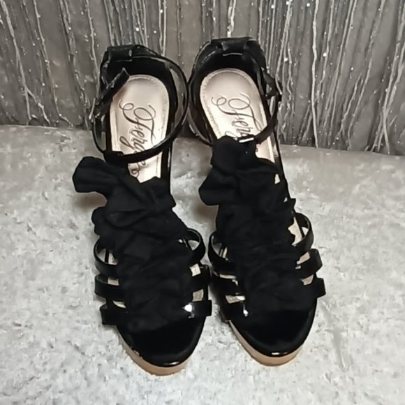 FERGIE HENNY BLACK RUFFLED T STRAP WOOD PLATFORM HEELS - Picture 2 of 6